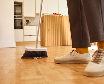 Cleantech wandgemonteerde bezem - Stone - Joseph Joseph