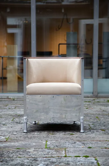 Aluminium fauteuil gepolijst - Leder Duet Gold-geoliede walnoot - Källemo