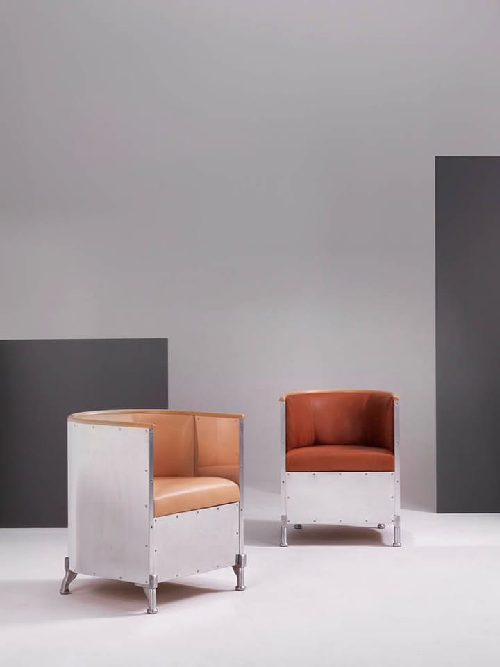 Aluminium fauteuil mat geborsteld, Leder Tärnsjö zwart-walnoot Källemo
