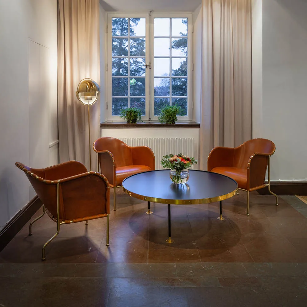 Bruno fauteuil, Kernleer cognac-messingstatief Källemo