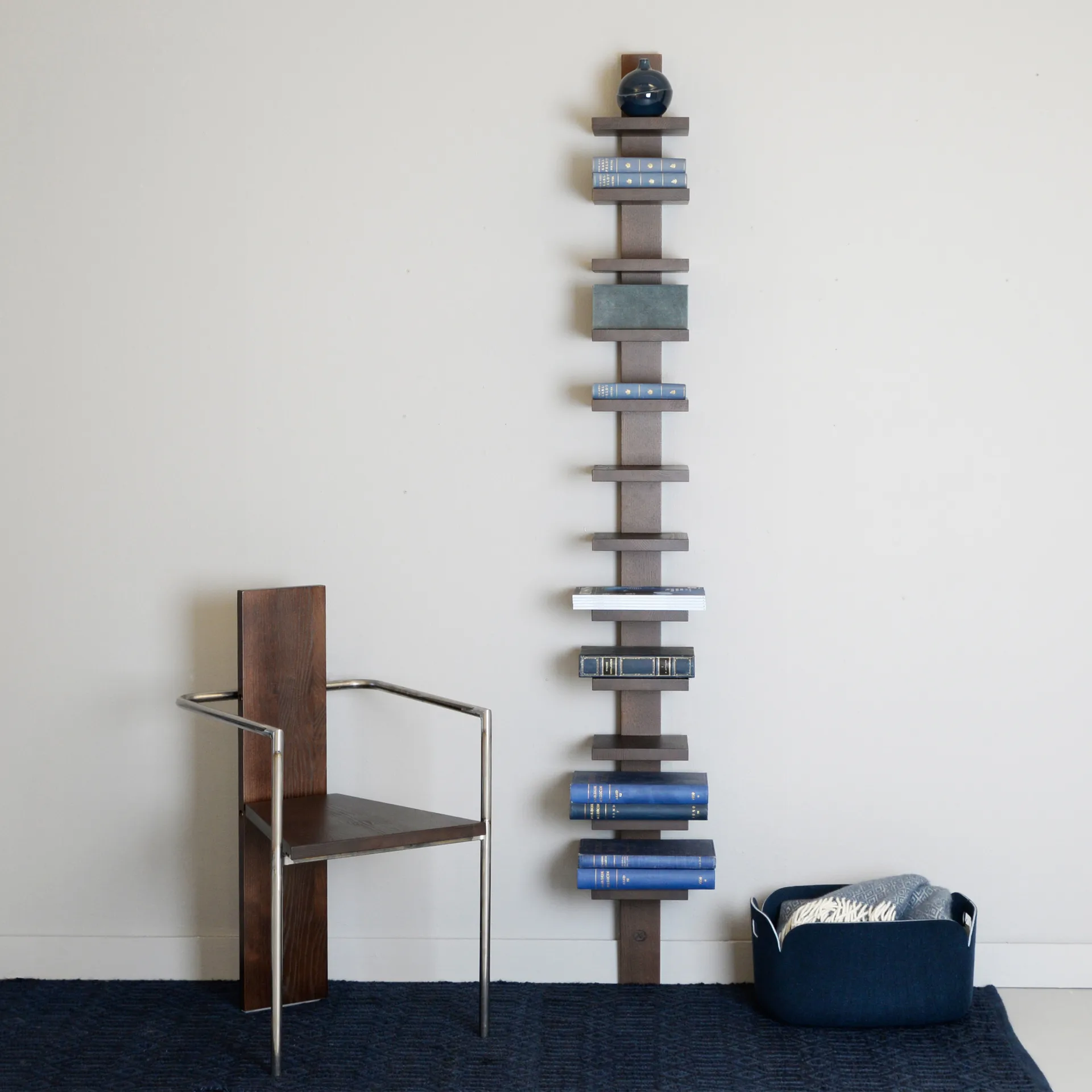 Concrete armstoel, Blauw-verguld statief Källemo