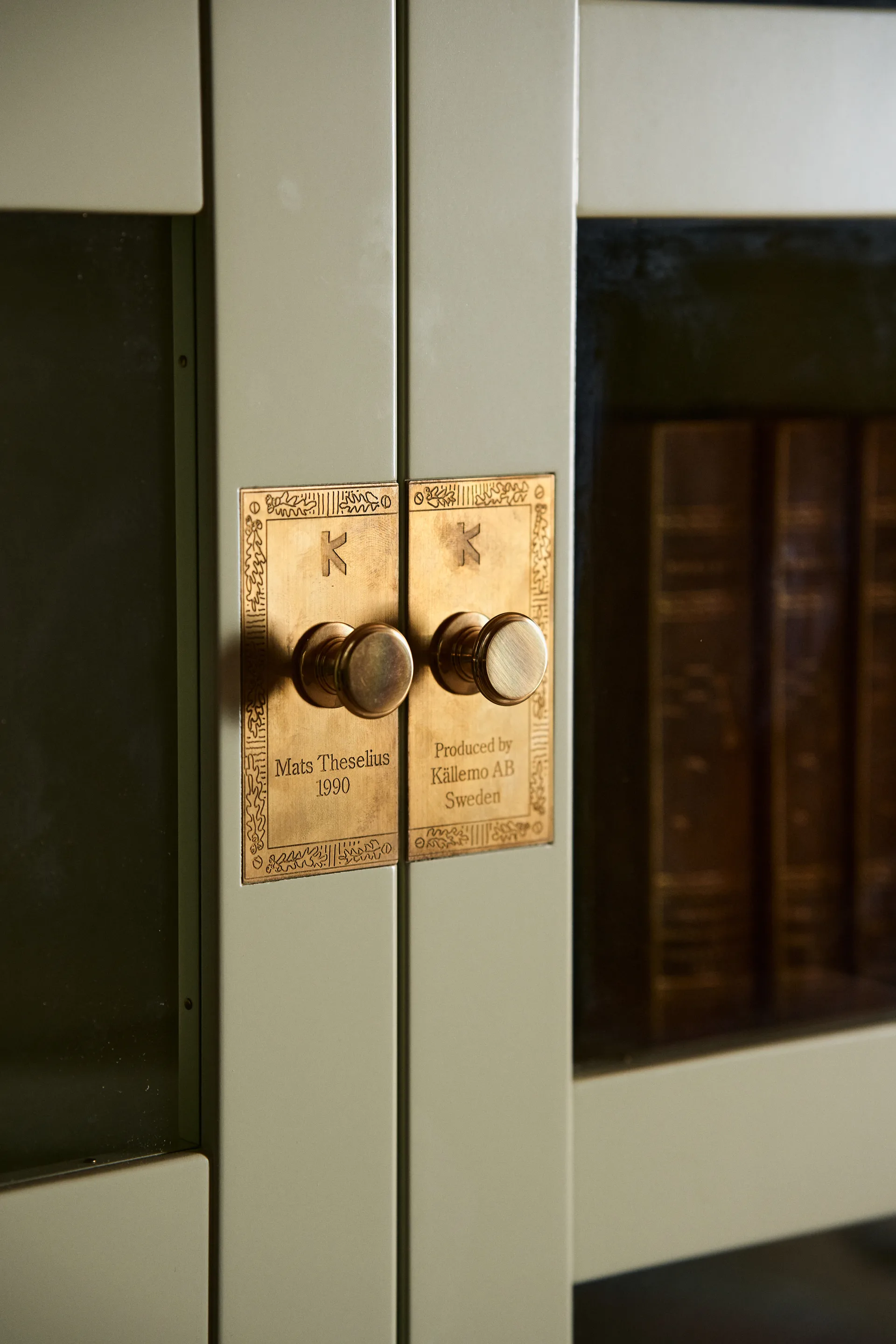 National Geographic boekenkast, Lichtgroen-eikenvoet-messing Källemo