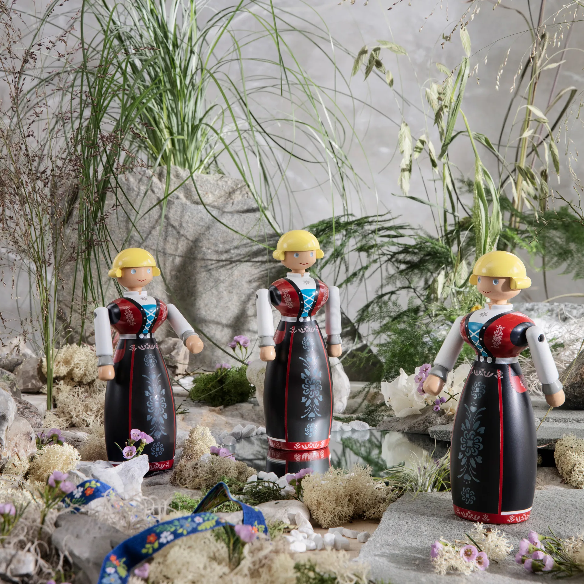 Kay Bojesen vrouw in Noorse kleerdracht, Zwart-rood-wit Kay Bojesen Denmark