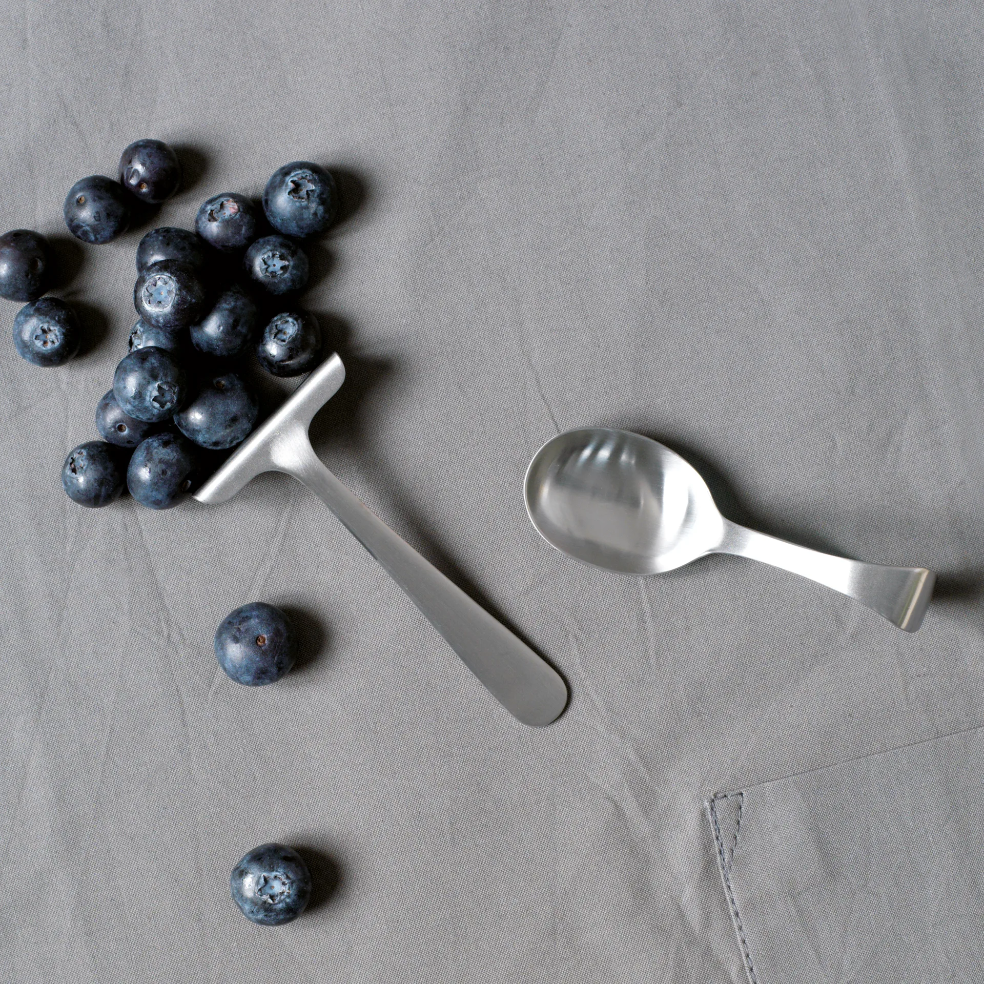 Grand Prix kinderbestek en slabbetje 3-delig, Matte steel Kay Bojesen