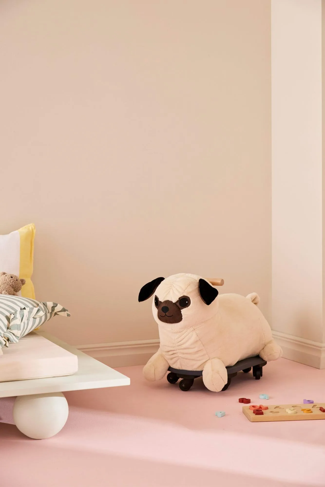 Trekdier, Mopshond Peg Kid's Concept