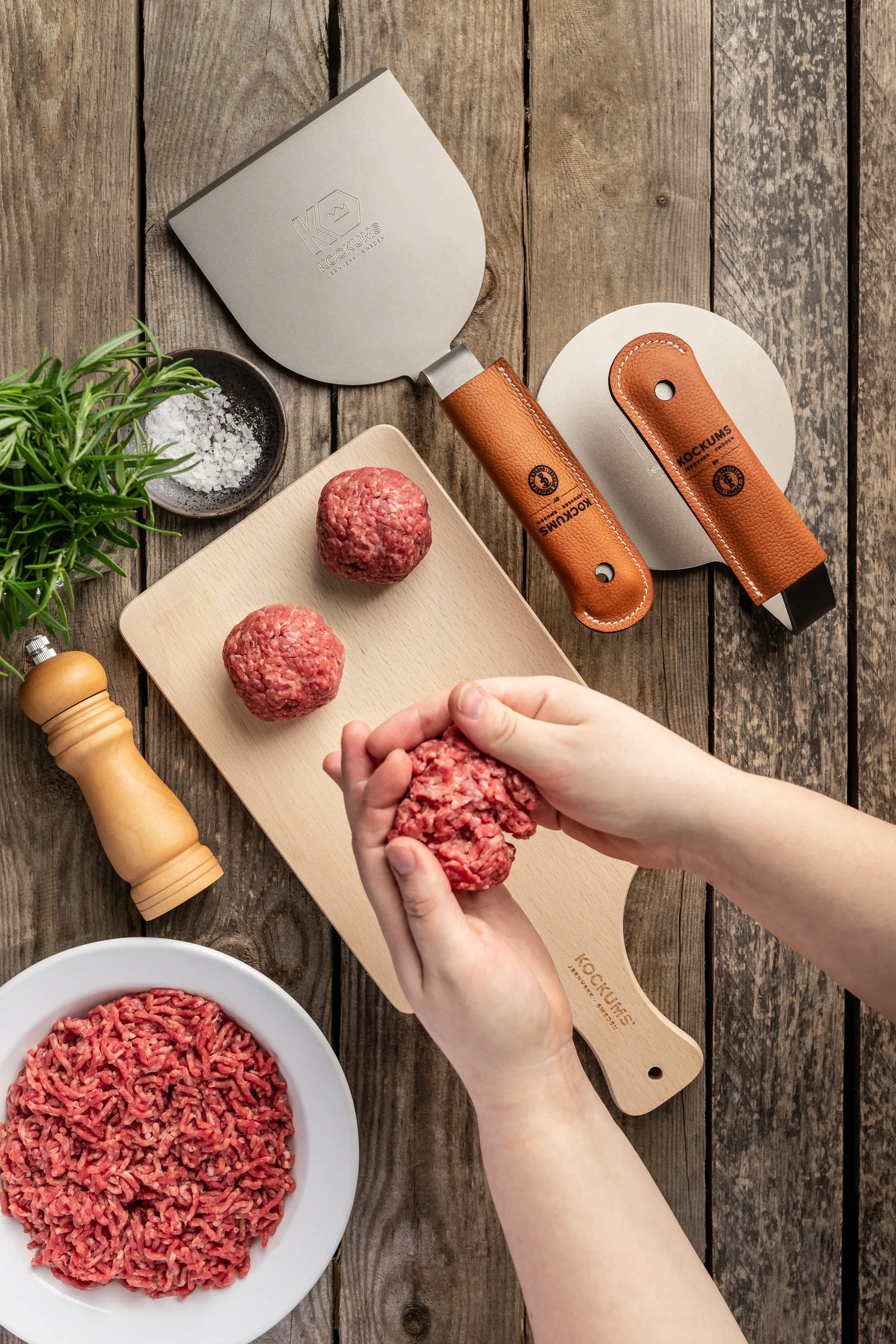 Smashijzer met barbecuespatel, Met leren handvat Kockums Jernverk