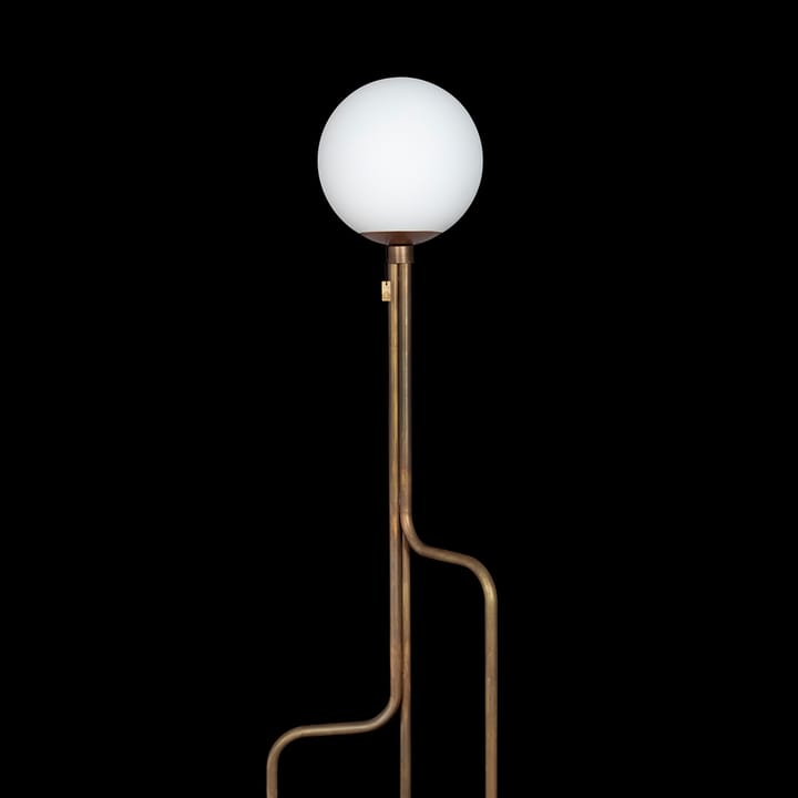 Strapatz vloerlamp, ruw messing/mat wit Konsthantverk