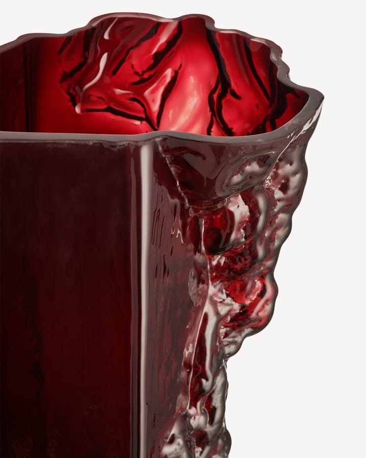 Rocky Baroque vaas 35 cm, Oxblood Kosta Boda