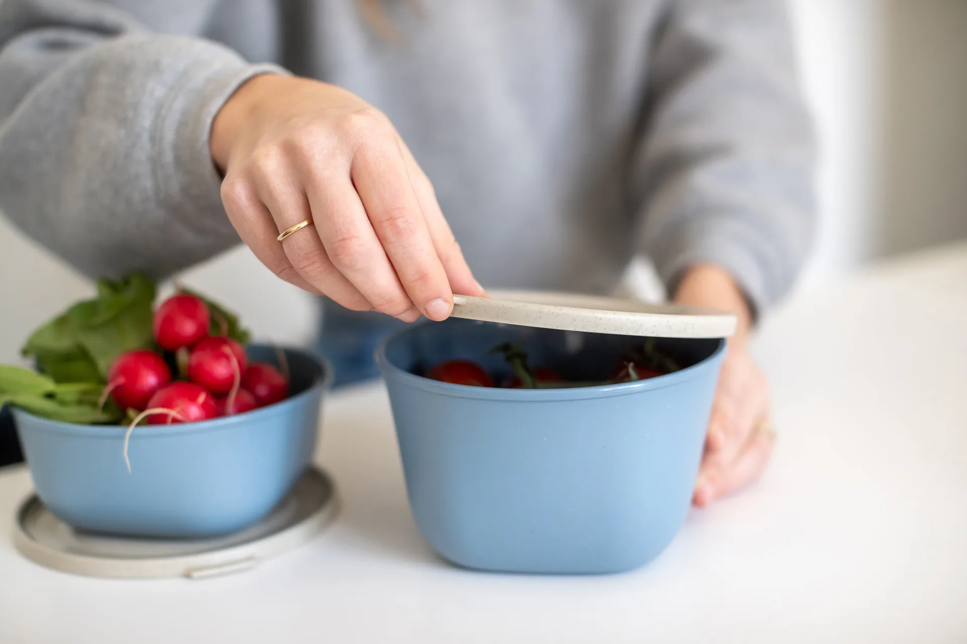 Connect schaal met deksel 1 L biocirculaire thermoplast, Nature flower blue Koziol