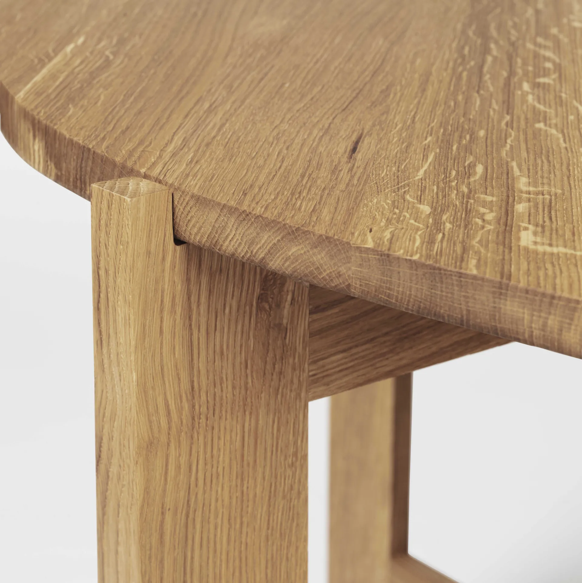 Collector eettafel Ø120x74 cm, Warm gelakt eik Kristina Dam Studio