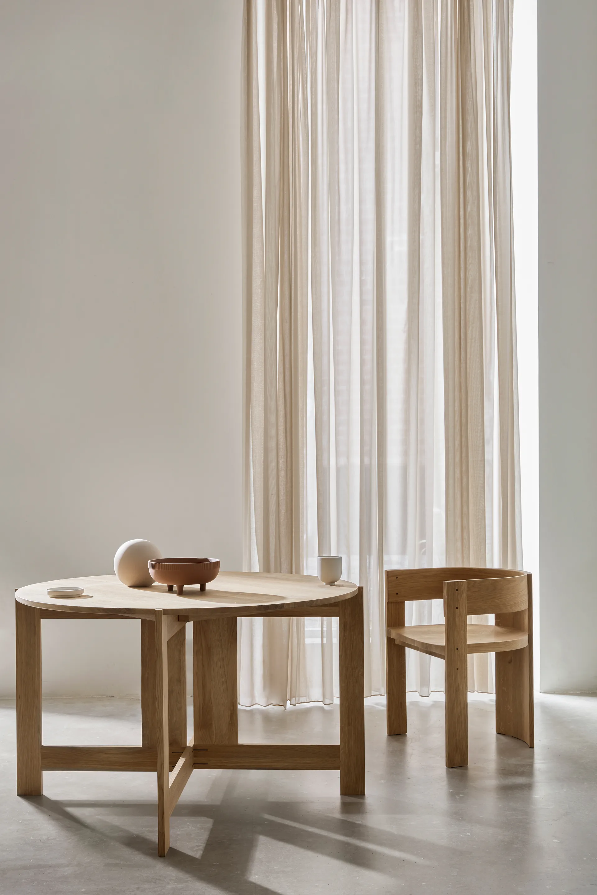 Collector eettafel Ø120x74 cm, Warm gelakt eik Kristina Dam Studio