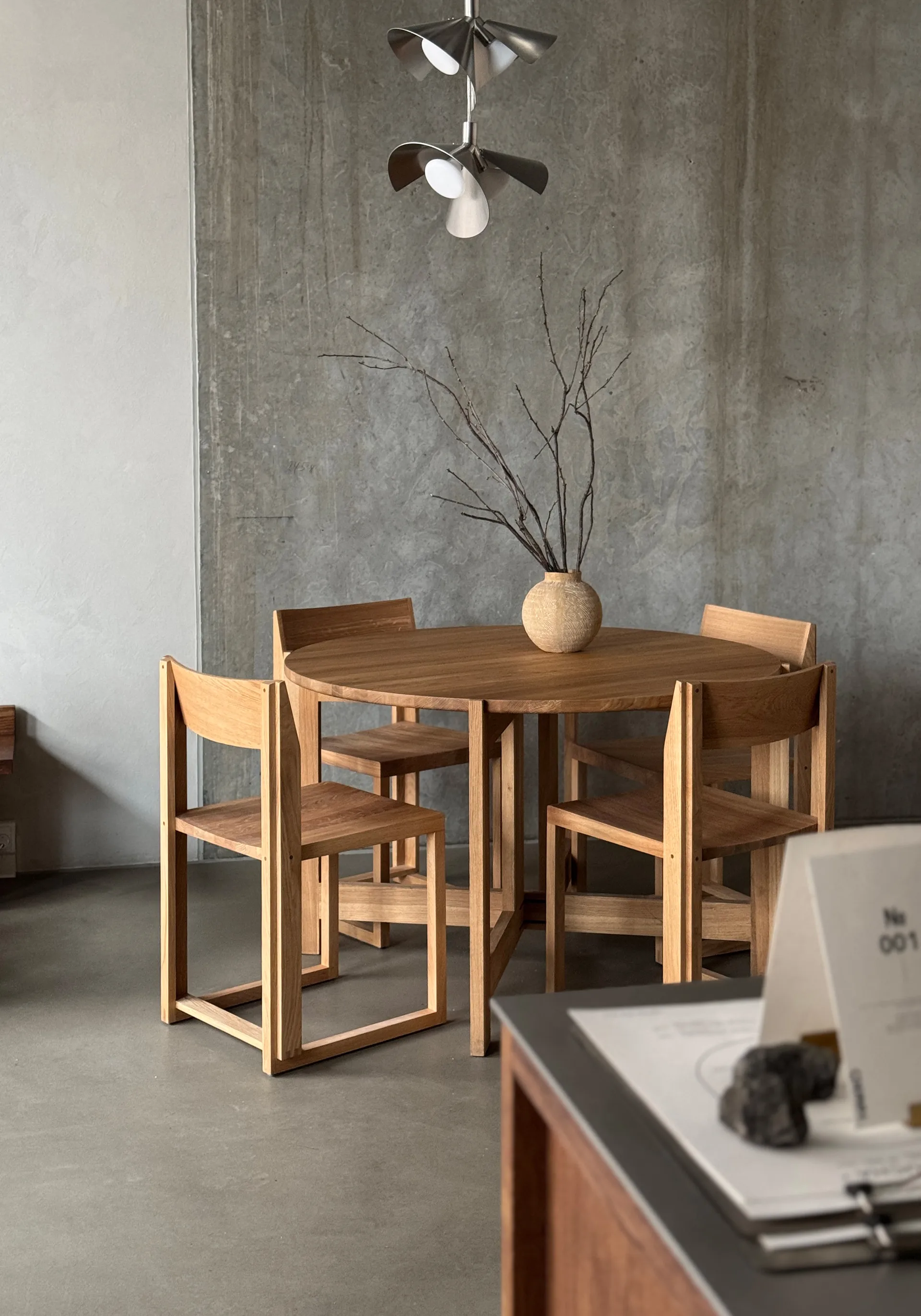 Collector eettafel Ø120x74 cm, Warm gelakt eik Kristina Dam Studio