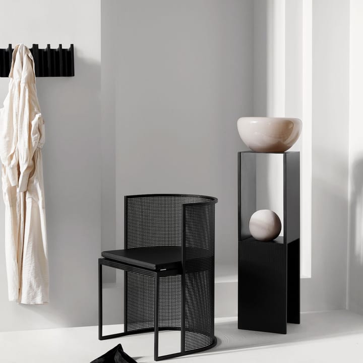 Column kapstok, oak black lacquered Kristina Dam Studio