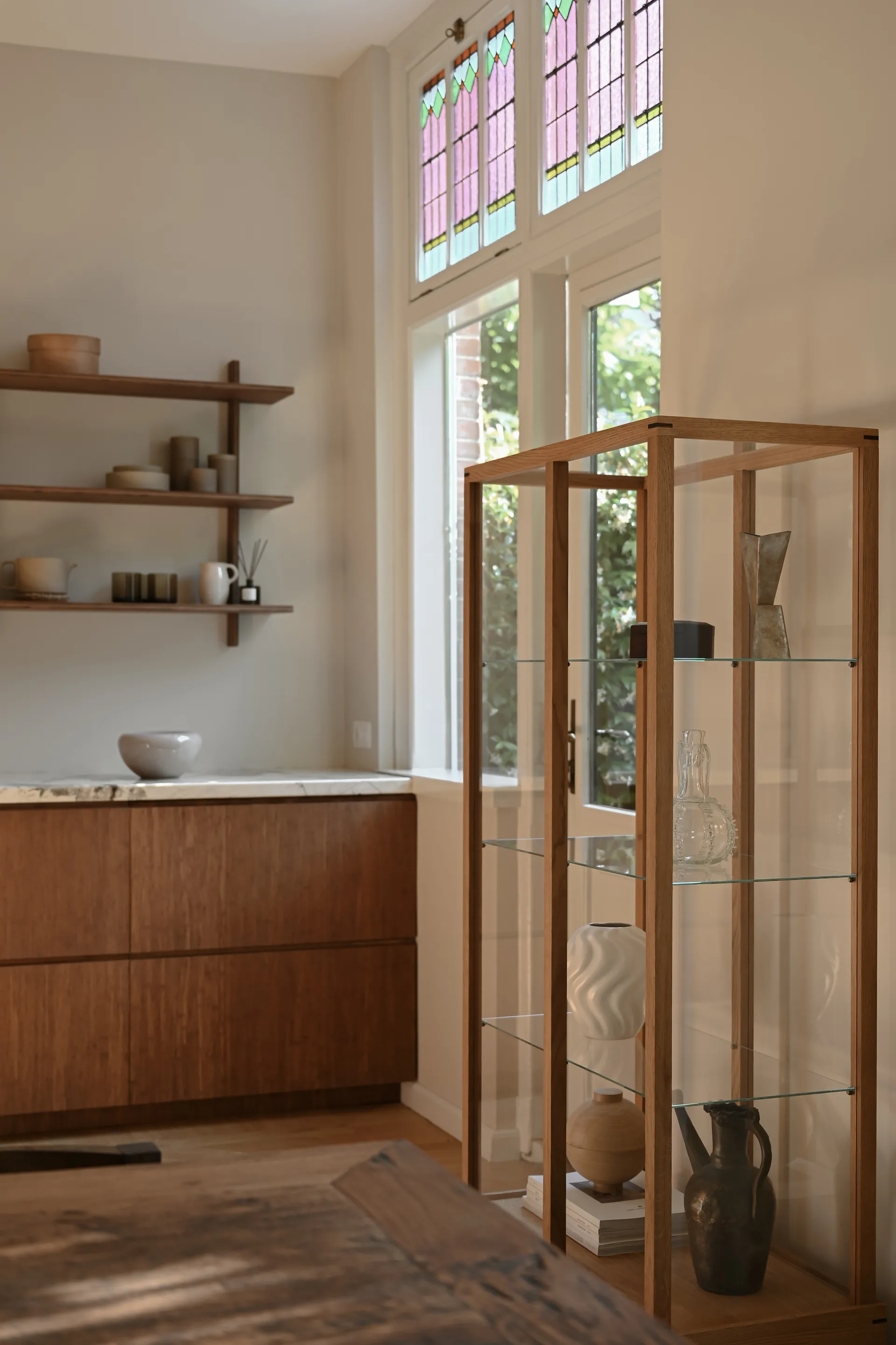 Japanese vitrinekast large, Warm geolied eik Kristina Dam Studio