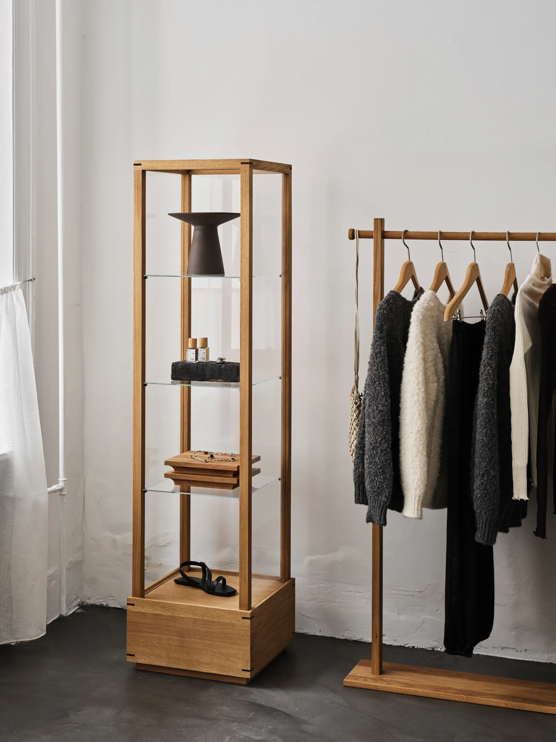 Japanese vitrinekast medium, Warm geolied eik Kristina Dam Studio