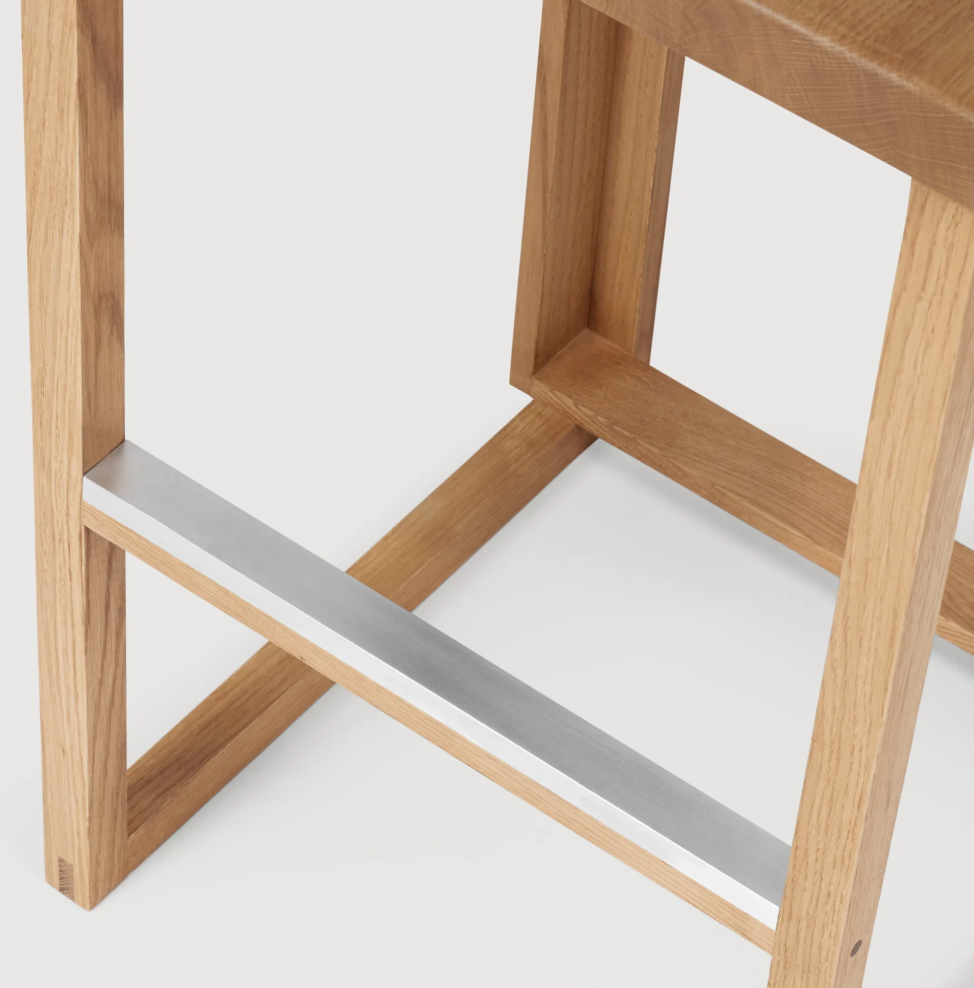 Outline barkruk 75 cm, Warm gelakt eik-geborsteld staal Kristina Dam Studio