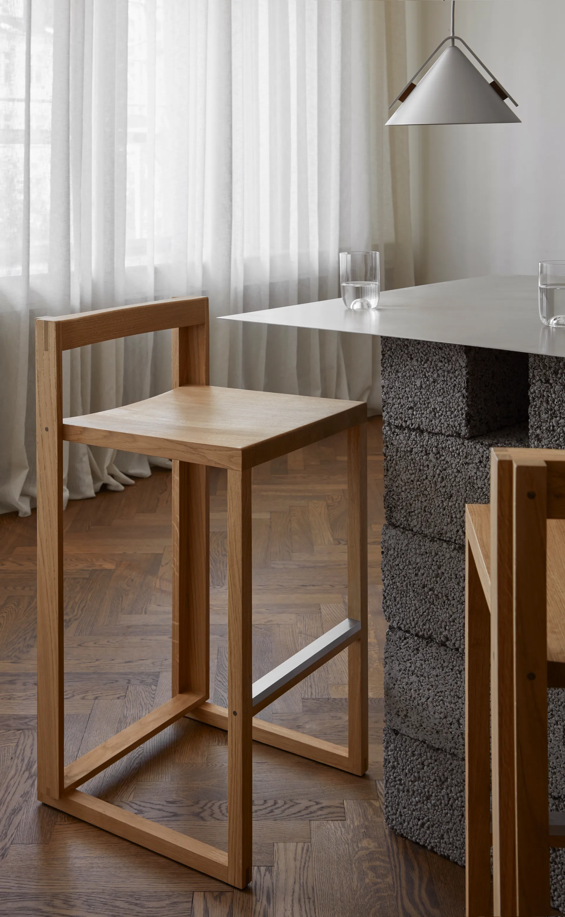 Outline barkruk 75 cm, Warm gelakt eik-geborsteld staal Kristina Dam Studio