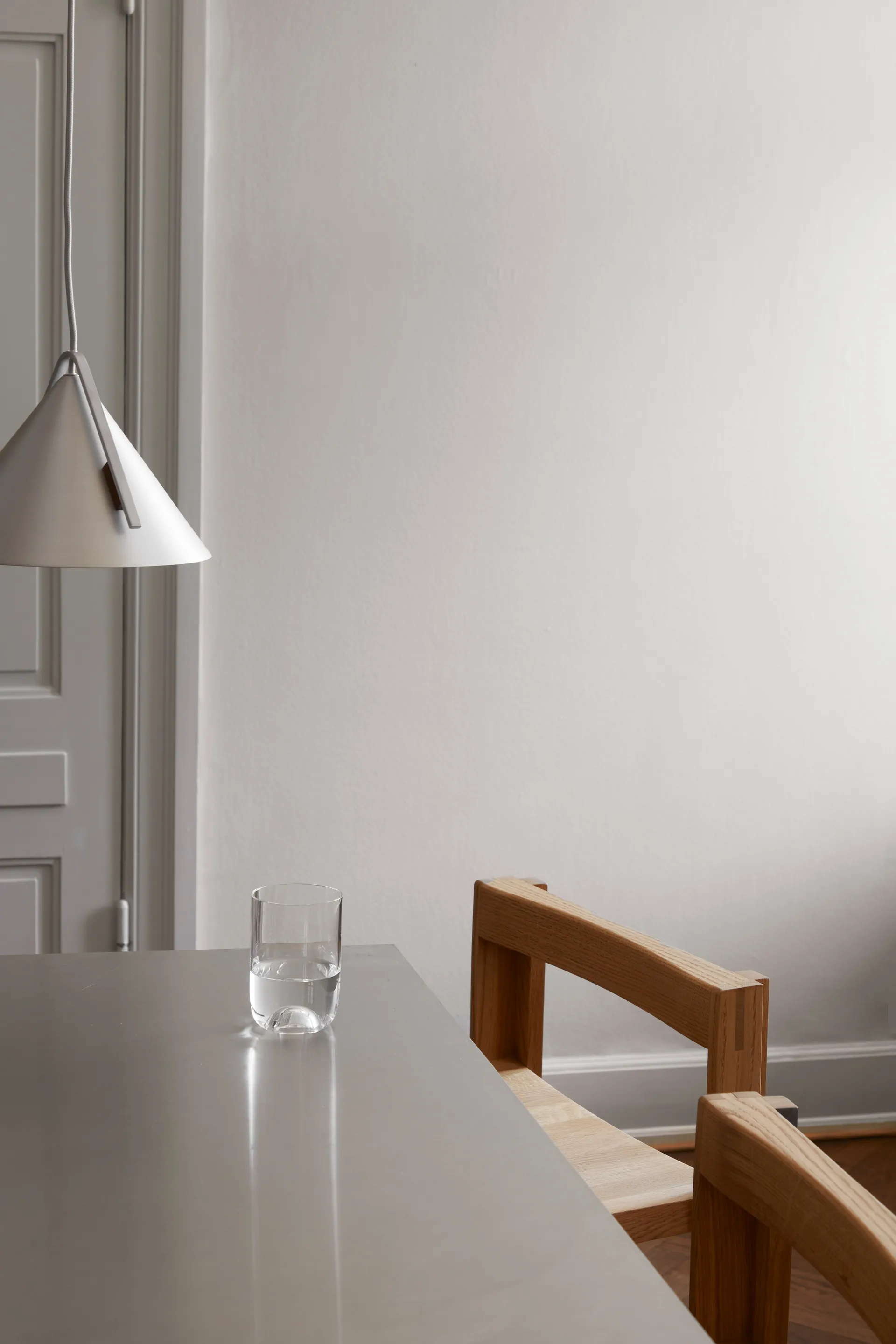 Outline barkruk 75 cm, Warm gelakt eik-geborsteld staal Kristina Dam Studio