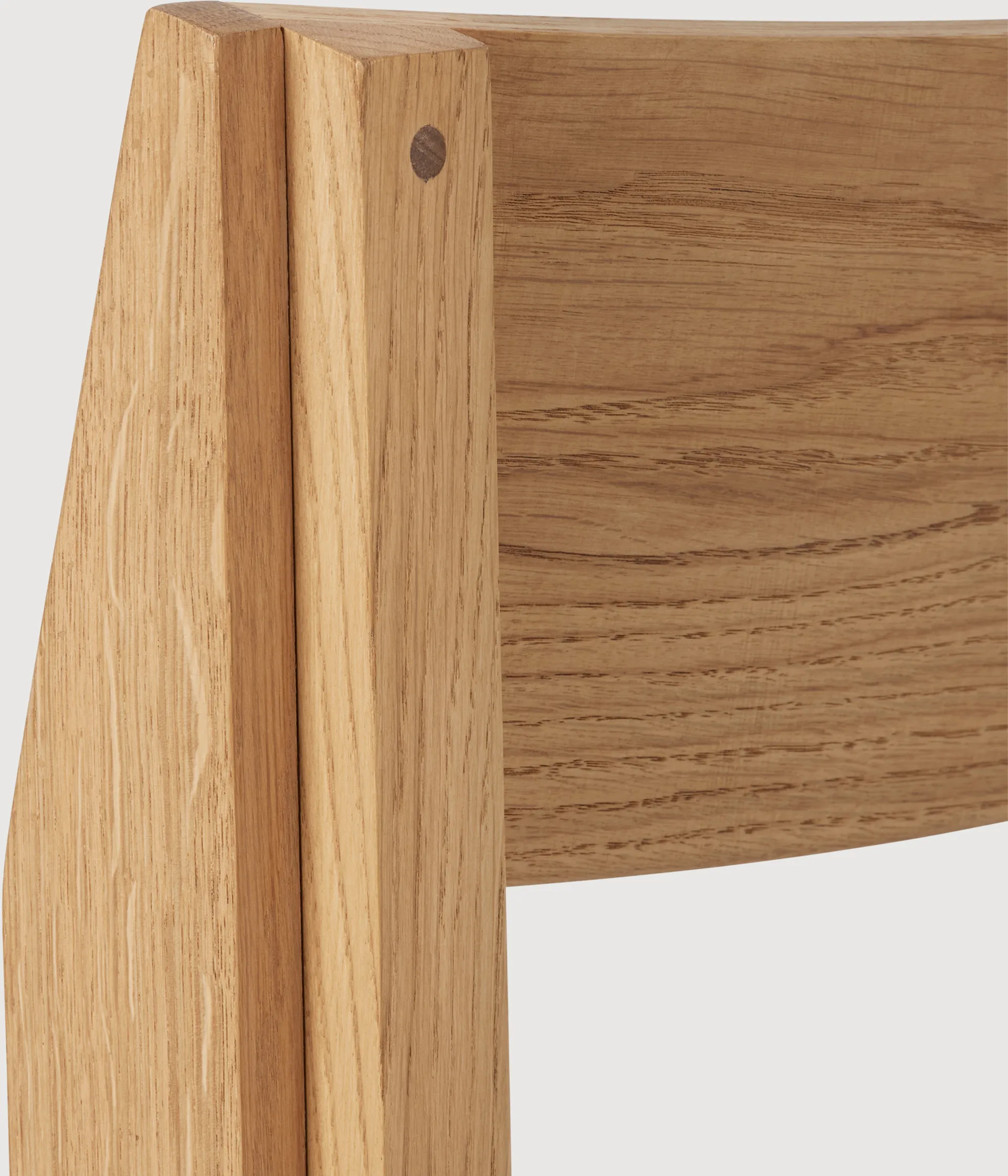 Outline stoel, Warm gelakt eik-walnoot Kristina Dam Studio