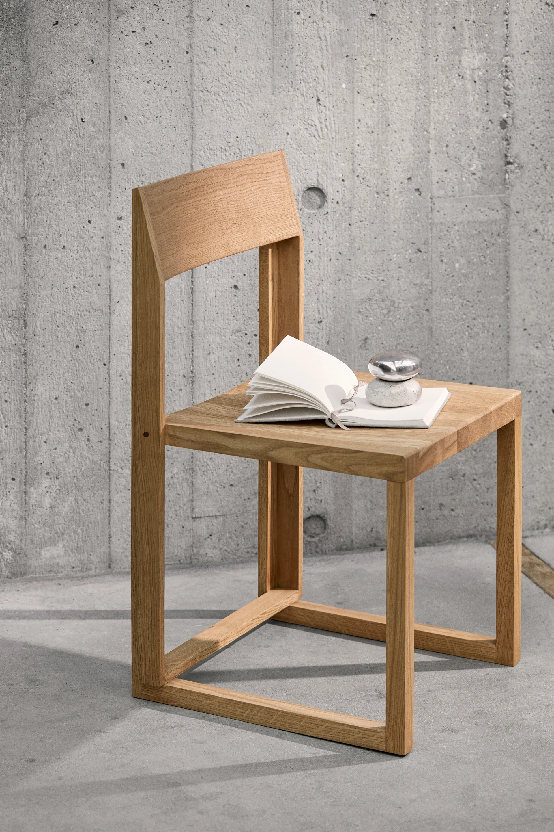Outline stoel, Warm gelakt eik-walnoot Kristina Dam Studio