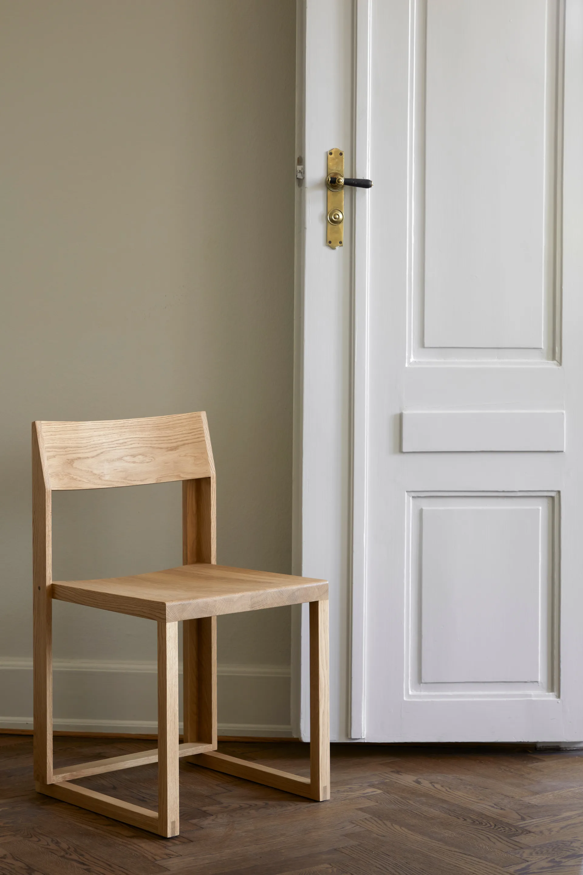 Outline stoel, Warm gelakt eik-walnoot Kristina Dam Studio