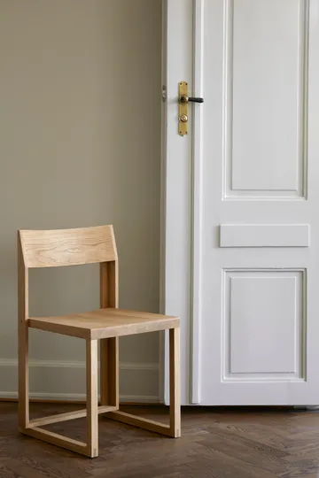 Outline stoel - Warm gelakt eik-walnoot - Kristina Dam Studio