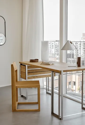 Outline stoel - Warm gelakt eik-walnoot - Kristina Dam Studio