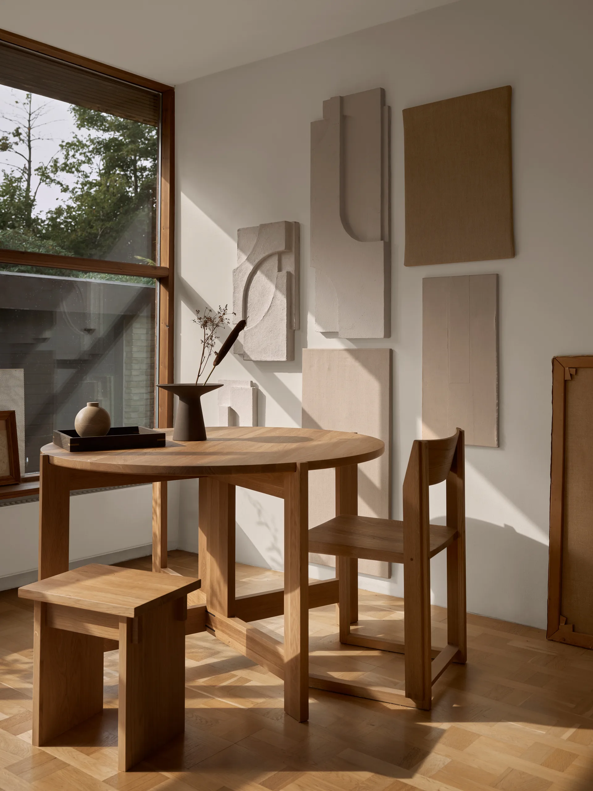 Outline stoel, Warm gelakt eik-walnoot Kristina Dam Studio