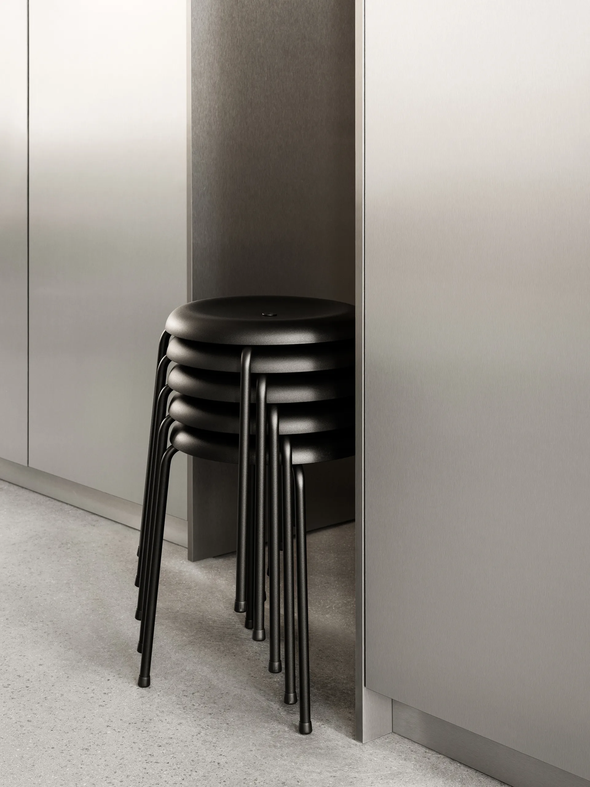 Taburett kruk, Zwart leer - verchroomd onderstel, 45 cm Lammhults