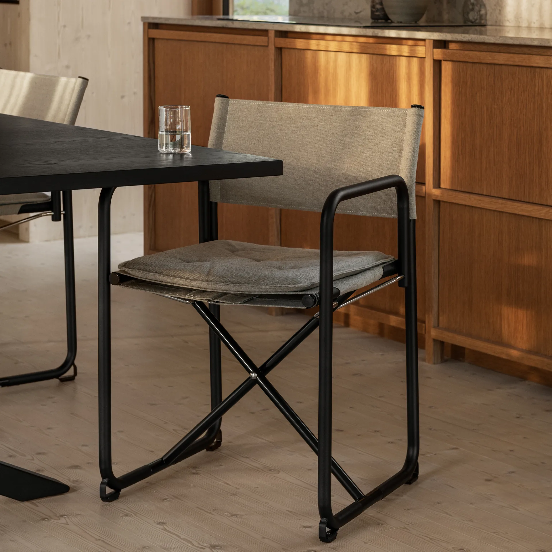 X75-2 stoel met armleuningen, Natuur linnenweefsel - Elmo Nordic leer Cognac - zwarte poten Lammhults