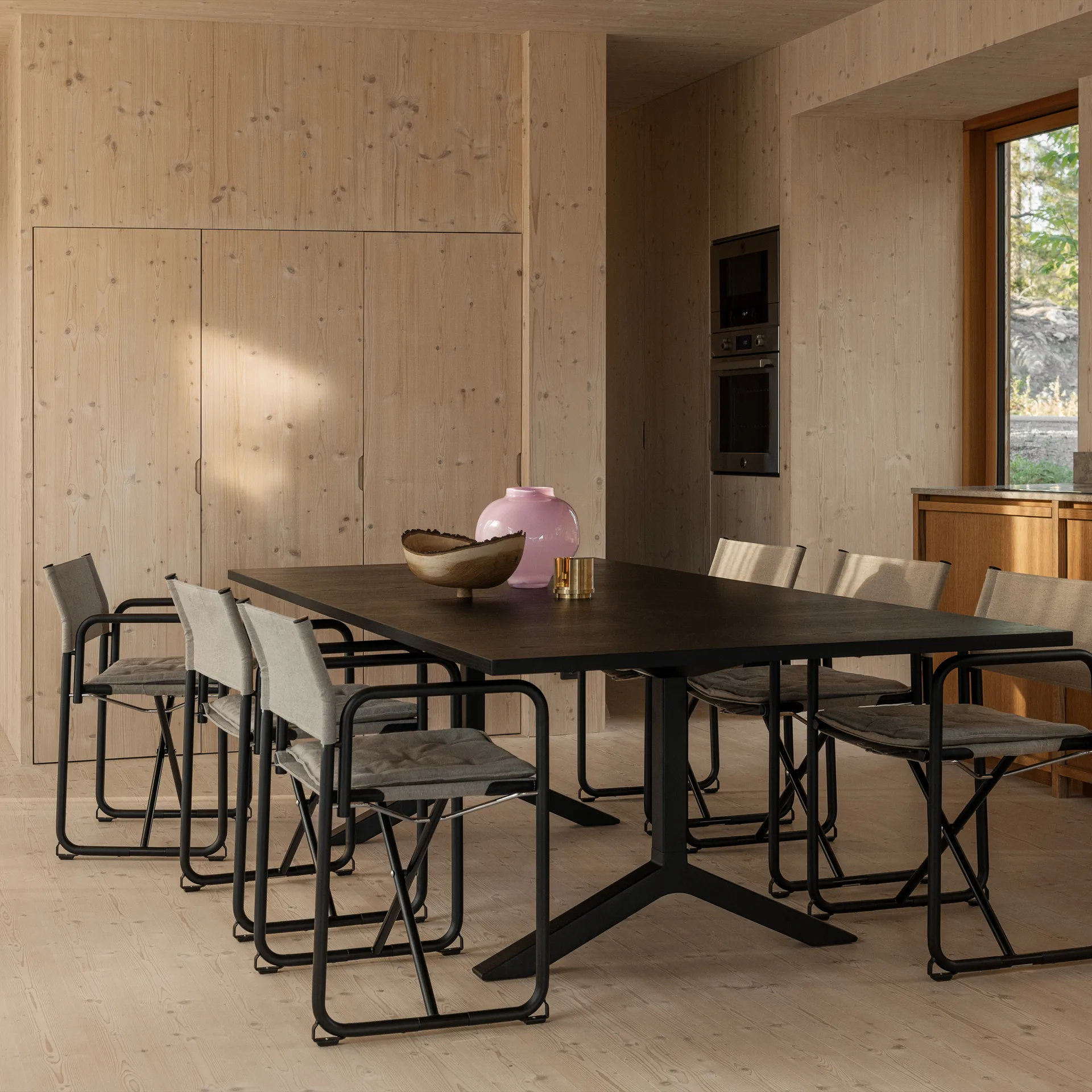 X75-2 stoel met armleuningen, Natuur linnenweefsel - Elmo Nordic leer Cognac - zwarte poten Lammhults