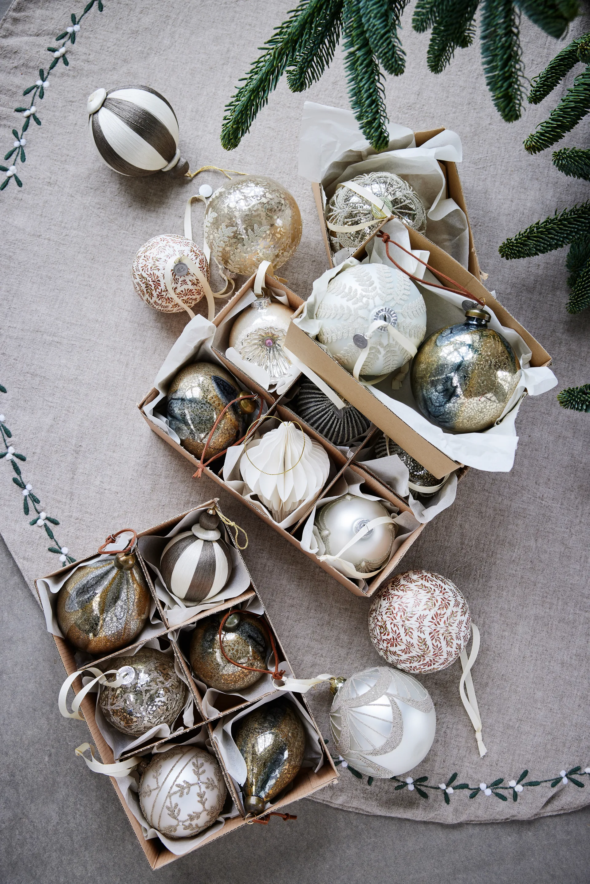 Agnes kerstbal Ø8 cm, Off-white-bruin Lene Bjerre