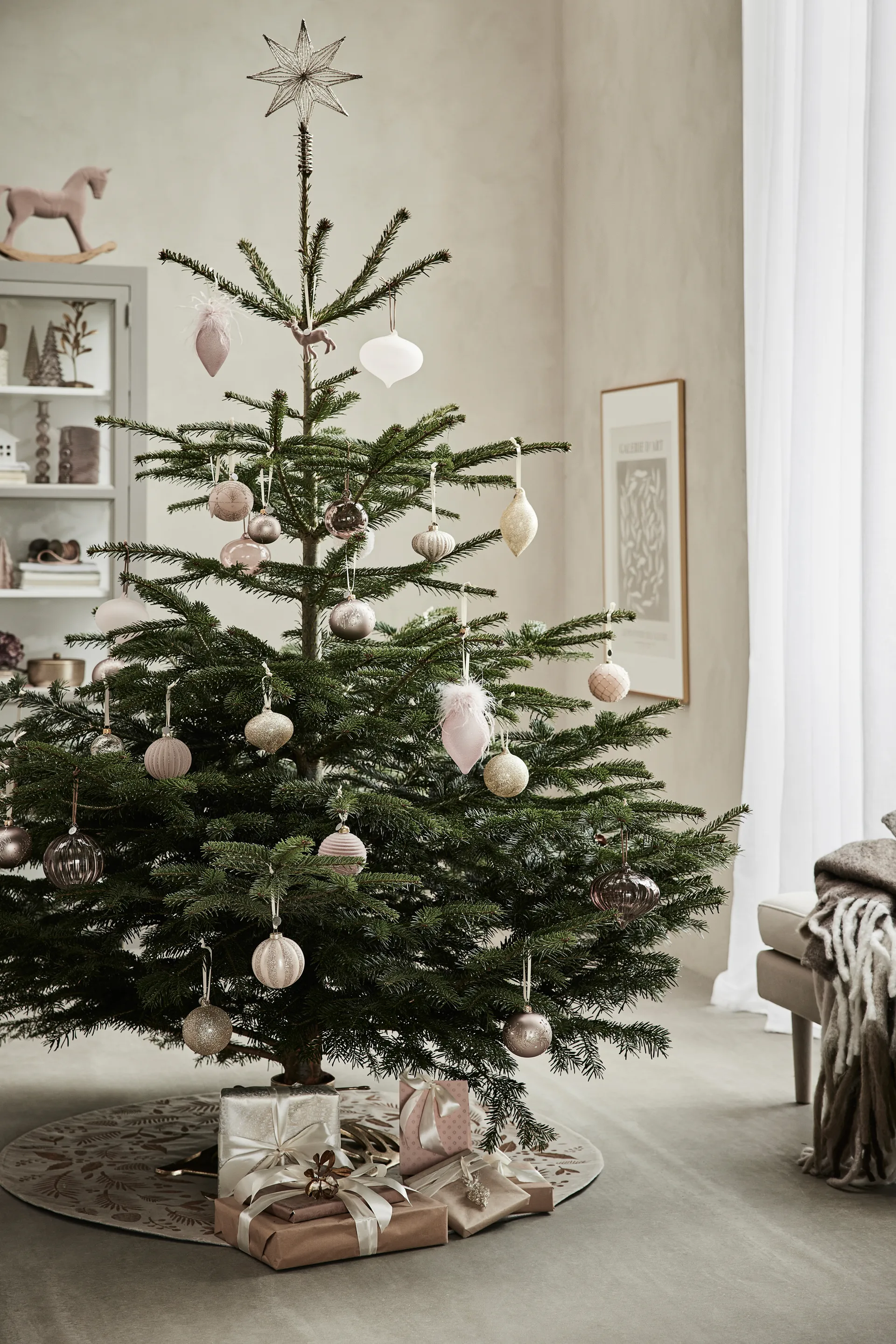 Cadelia kerstbal boom Ø8 cm, powder-light gold Lene Bjerre