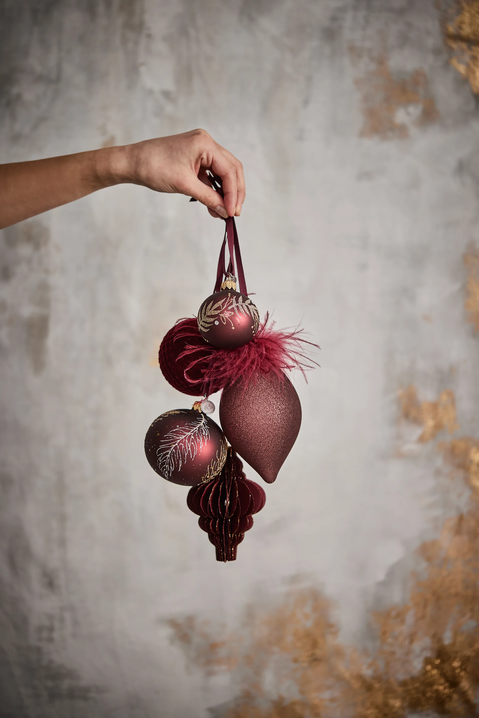 Cadelia kerstbal met blad Ø6 cm, pomegranate-light gold Lene Bjerre