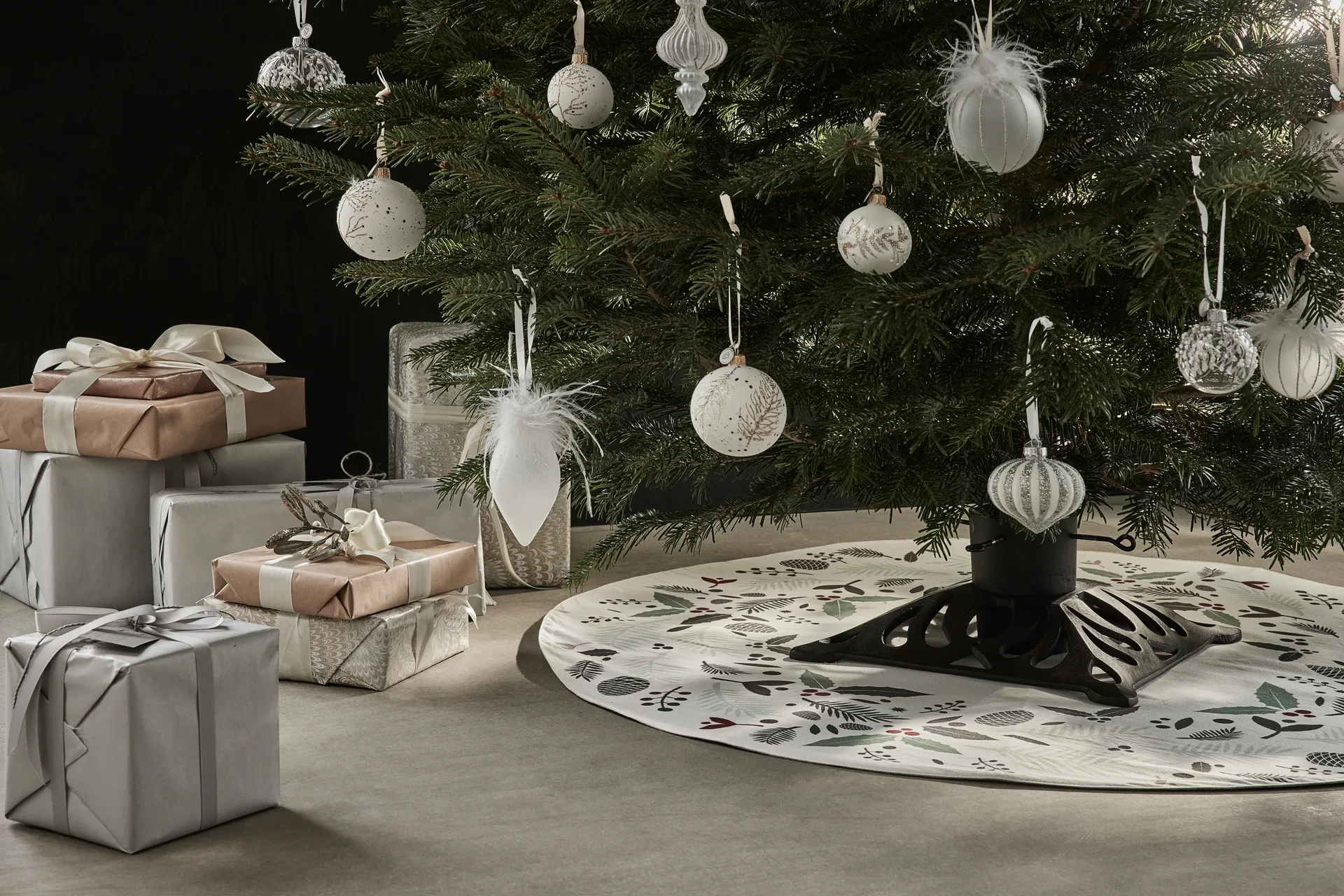 Cadelia kerstbal veer Ø6 cm, white-light gold Lene Bjerre