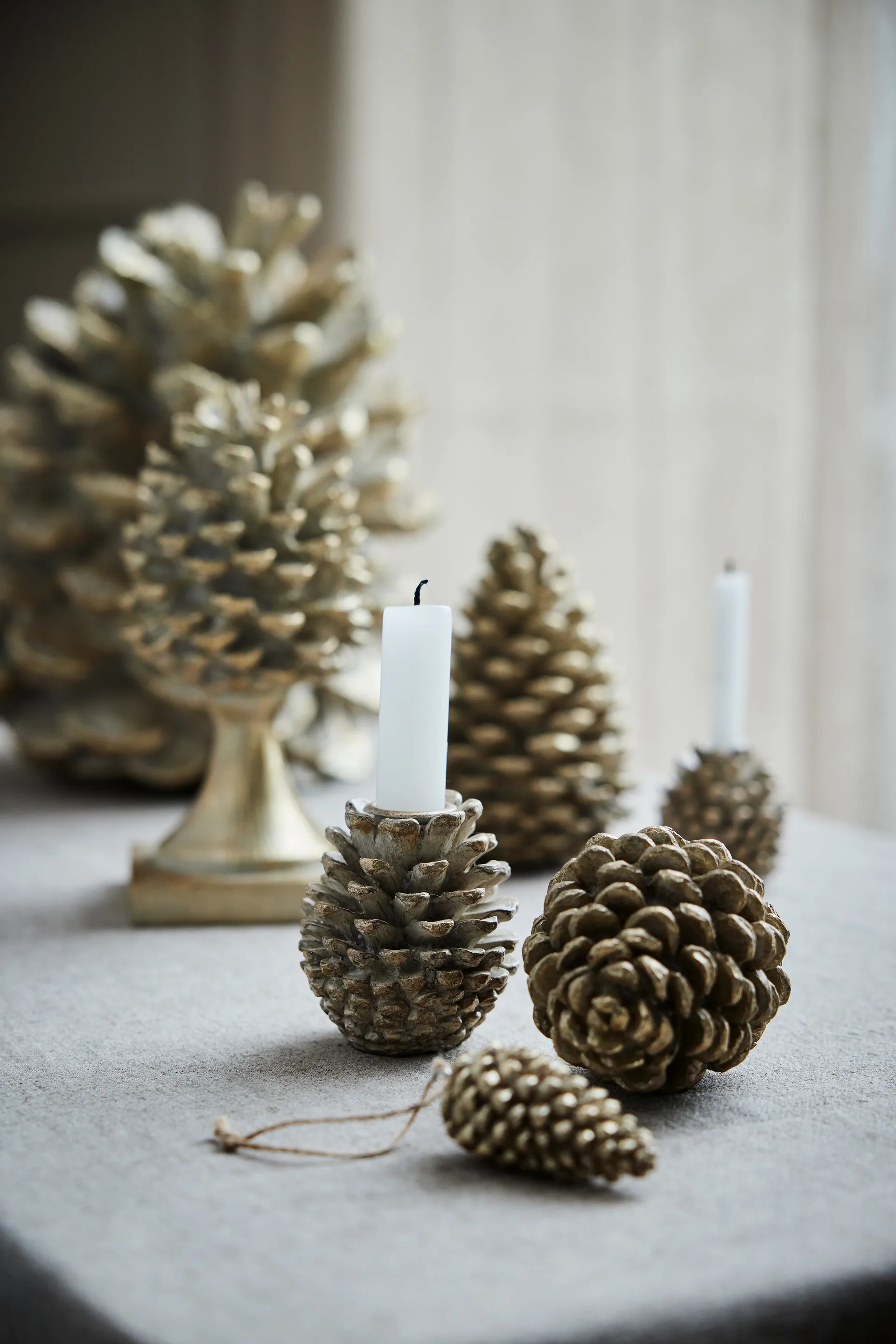 Serafina dennenappel decoratie 8,3 cm, Lichtgoud Lene Bjerre