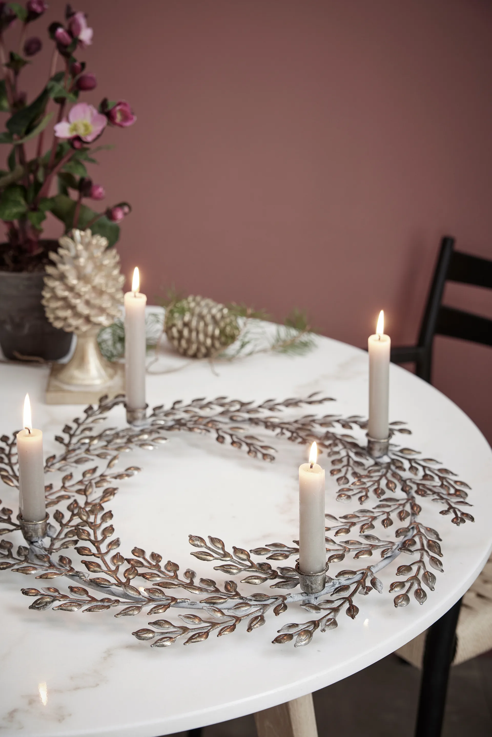 Serafina dennenappel decoratie 8,3 cm, Lichtgoud Lene Bjerre