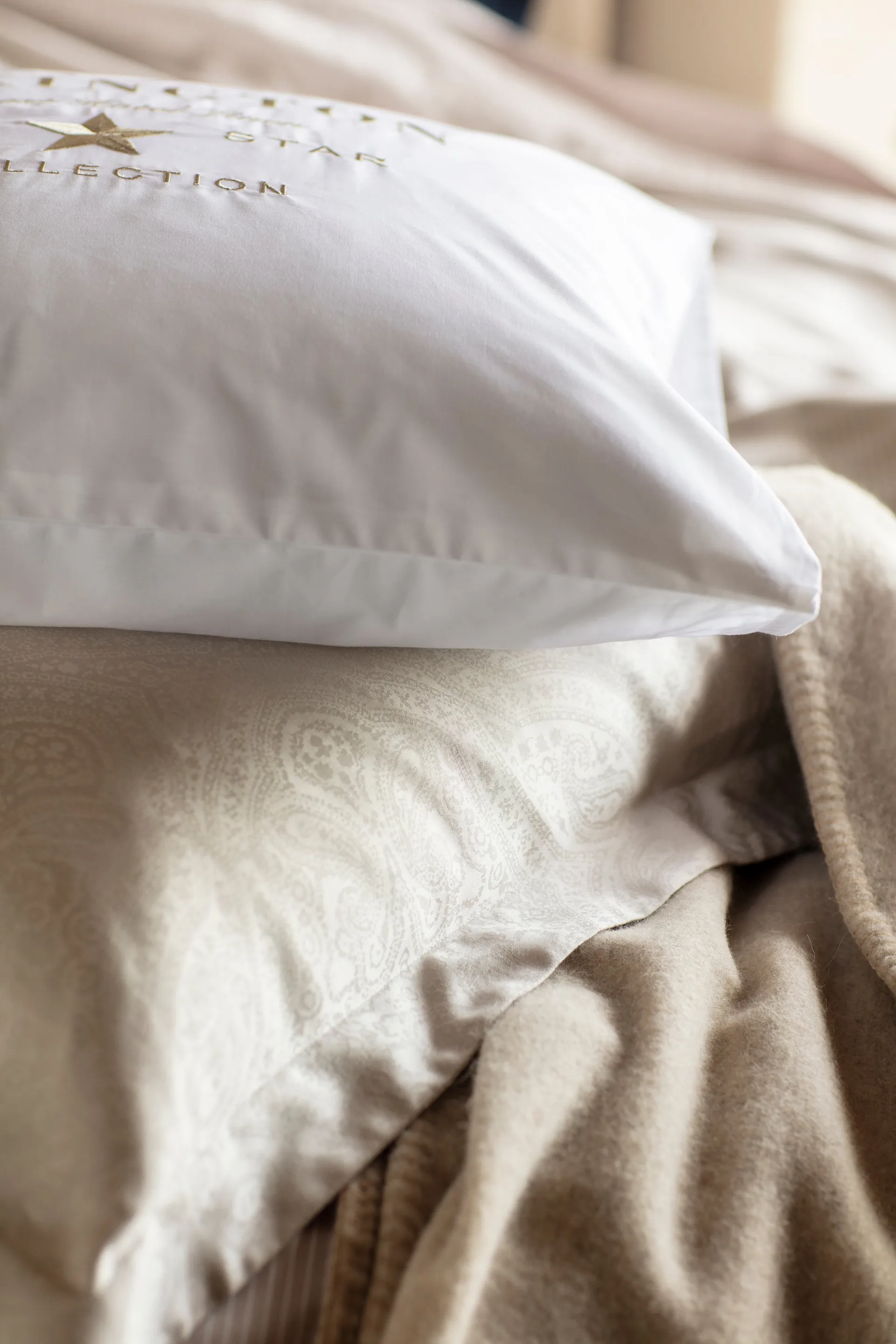 Hotel Embroidery kussensloop 50x60 cm, Wit-lichtbeige Lexington