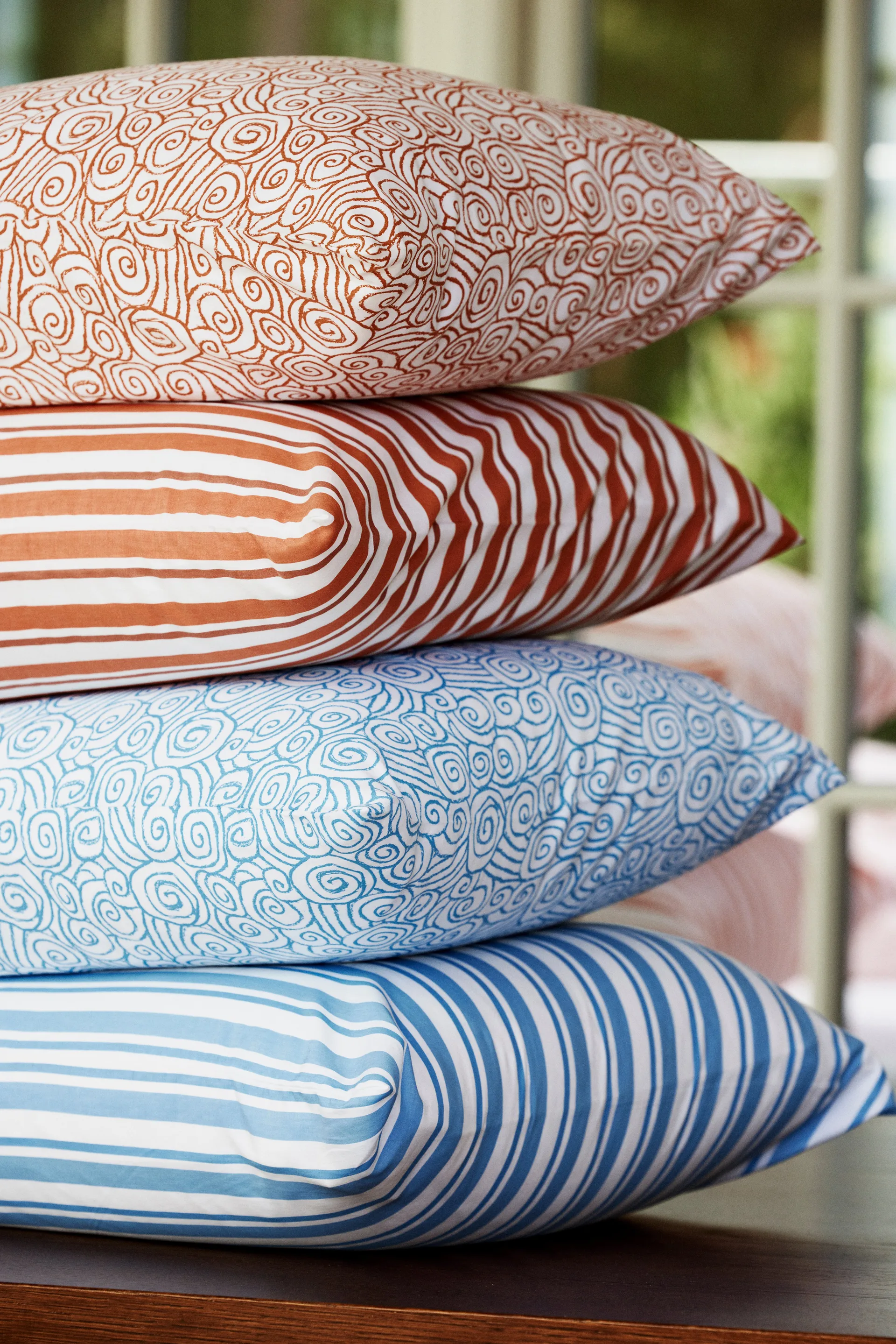 Wave Printed Cotton Sateen kussensloop 50x60 cm, White-Blue Lexington