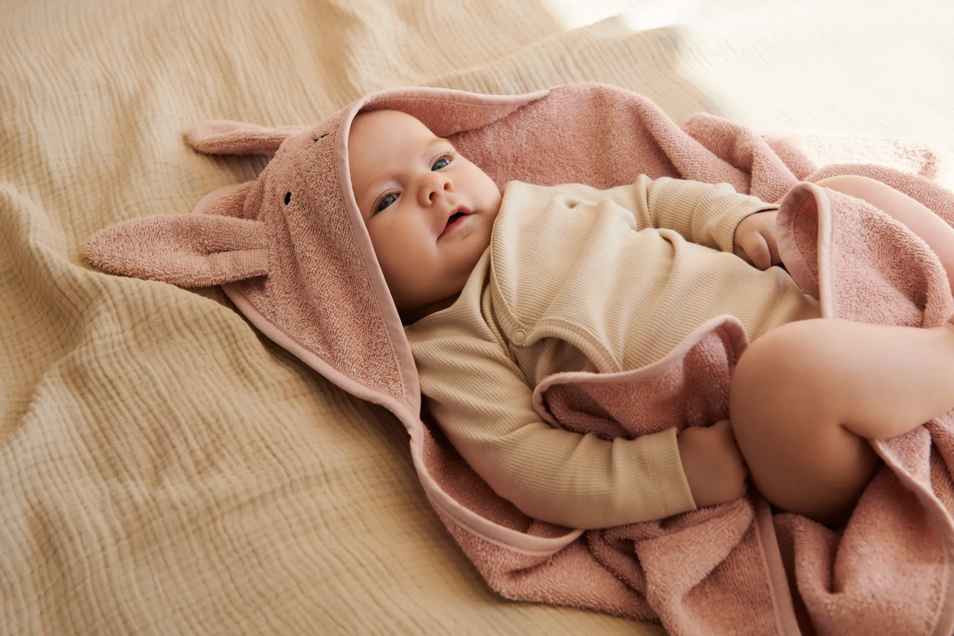 Albert badcape handdoek met capuchon 70x70 cm, Rabbit rose Liewood