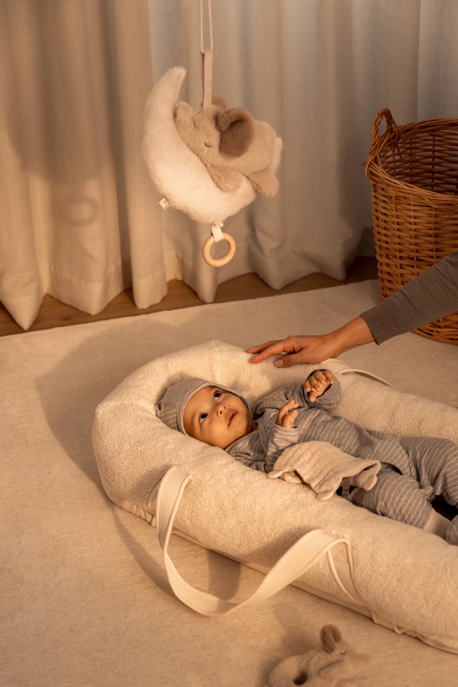 Manyd baby olifant muziekmobiel, Mist-Sandy Liewood