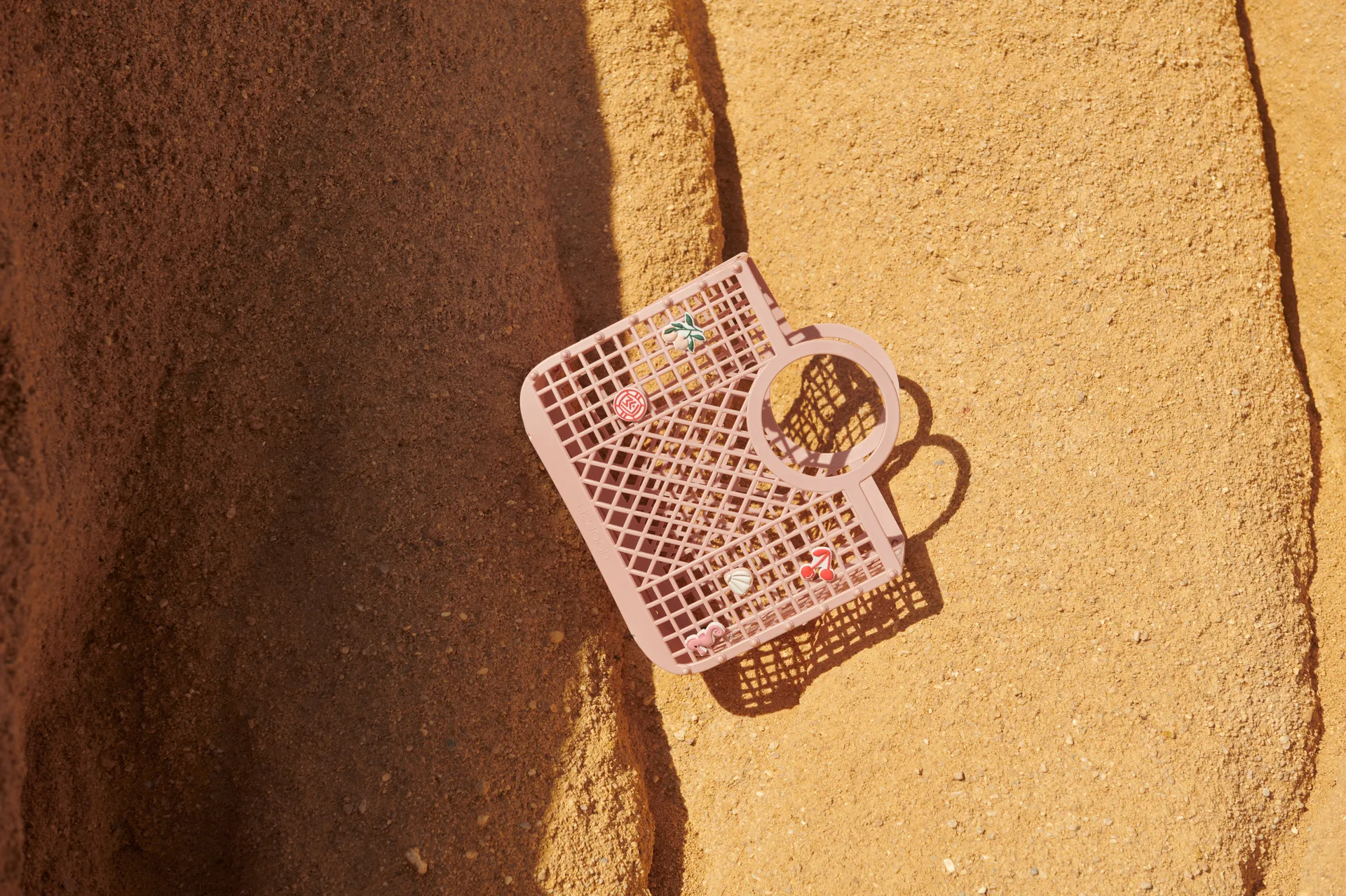 Samantha mand met bedeltjes, Rose Liewood