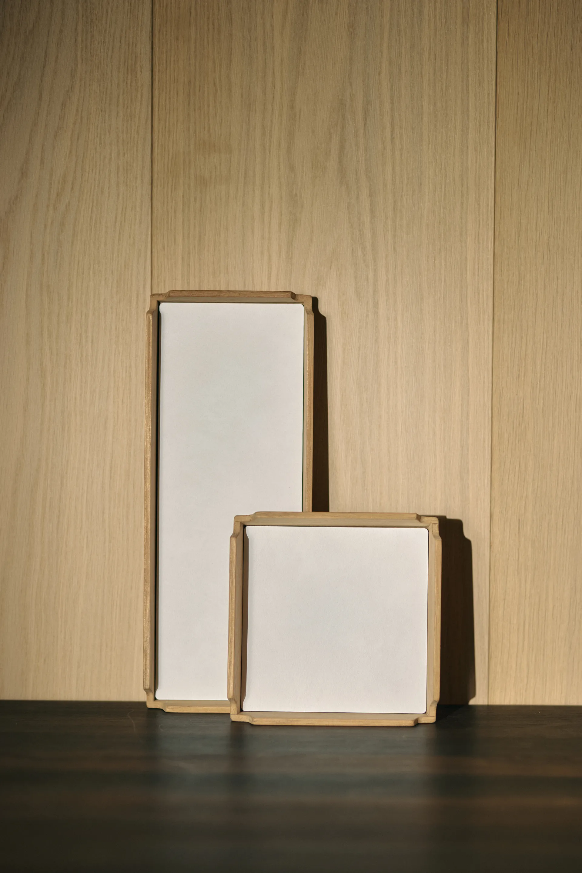 Airy Nupo dienblad, Pure white-teak, mini LIND DNA