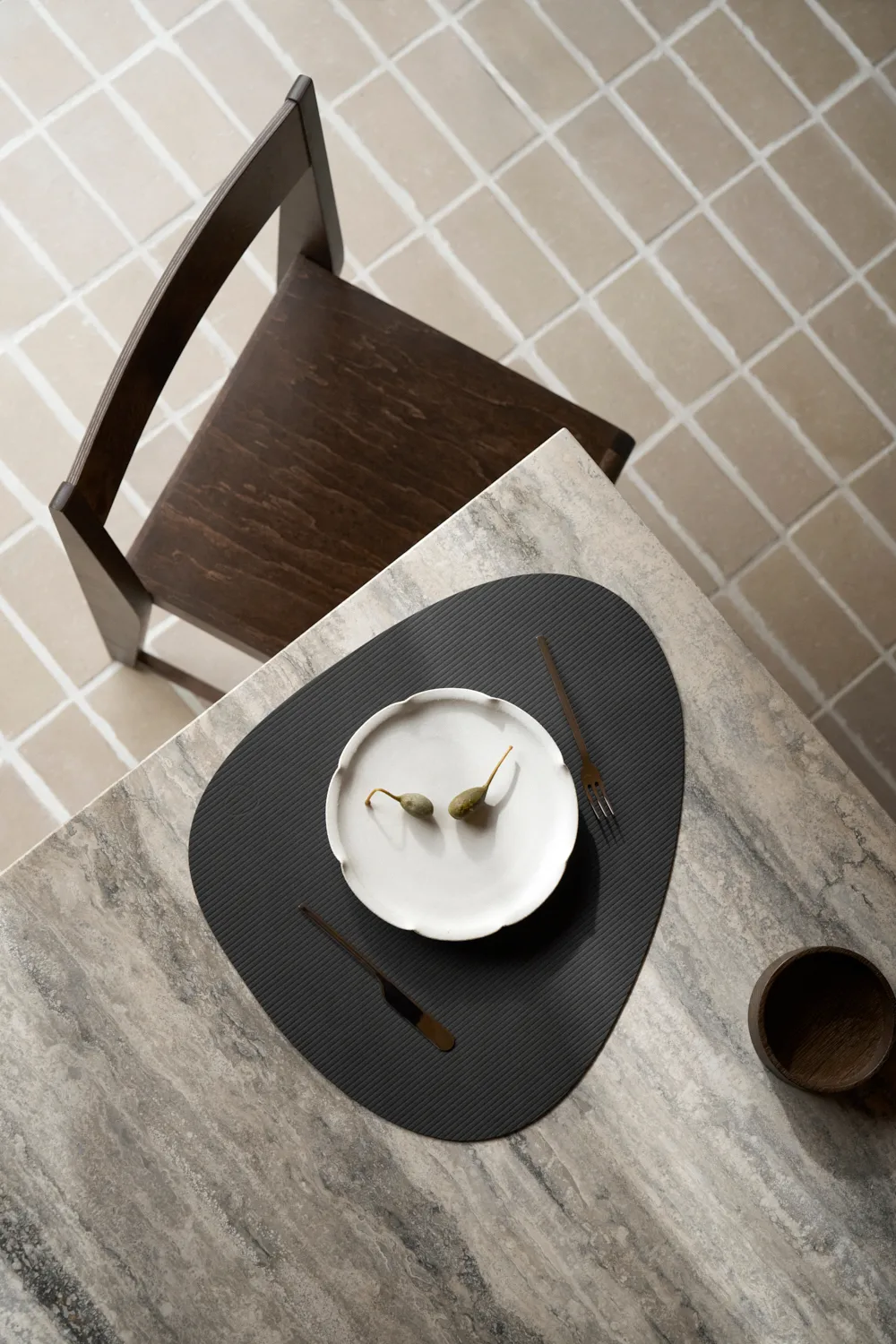 Corduroy placemat curve L, Black LIND DNA