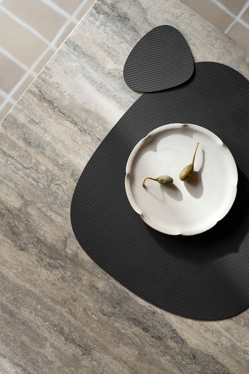 Corduroy placemat curve L, Black LIND DNA