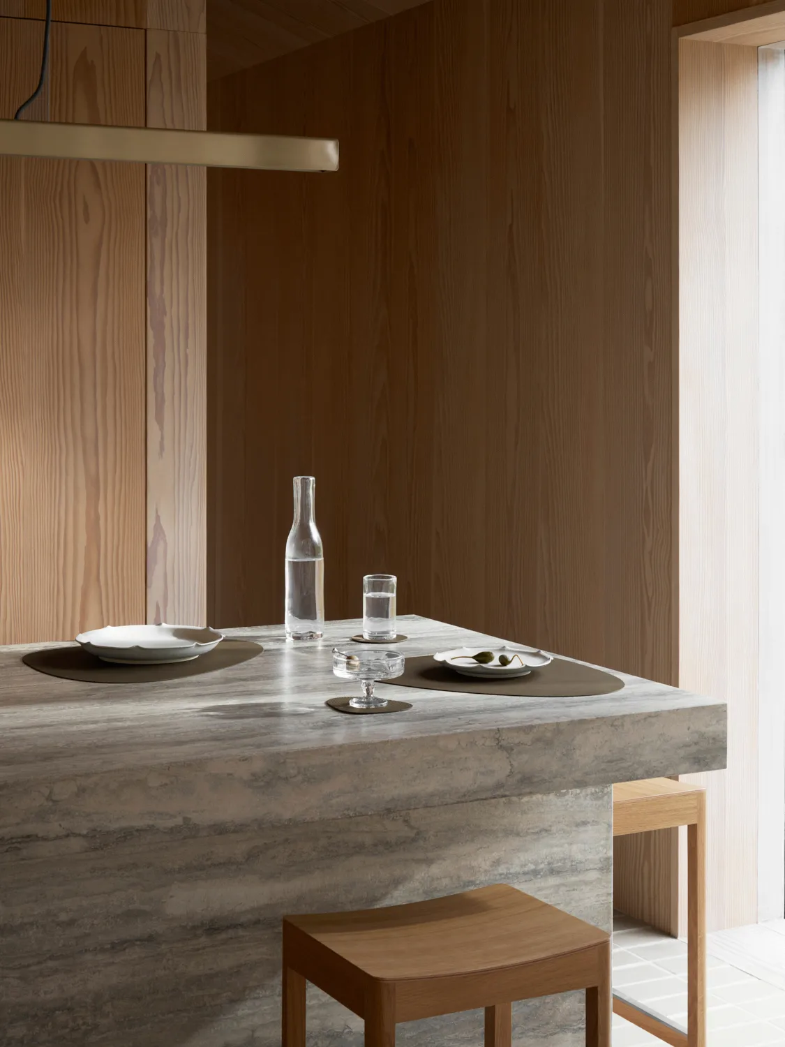 Corduroy placemat curve L, Caviar LIND DNA