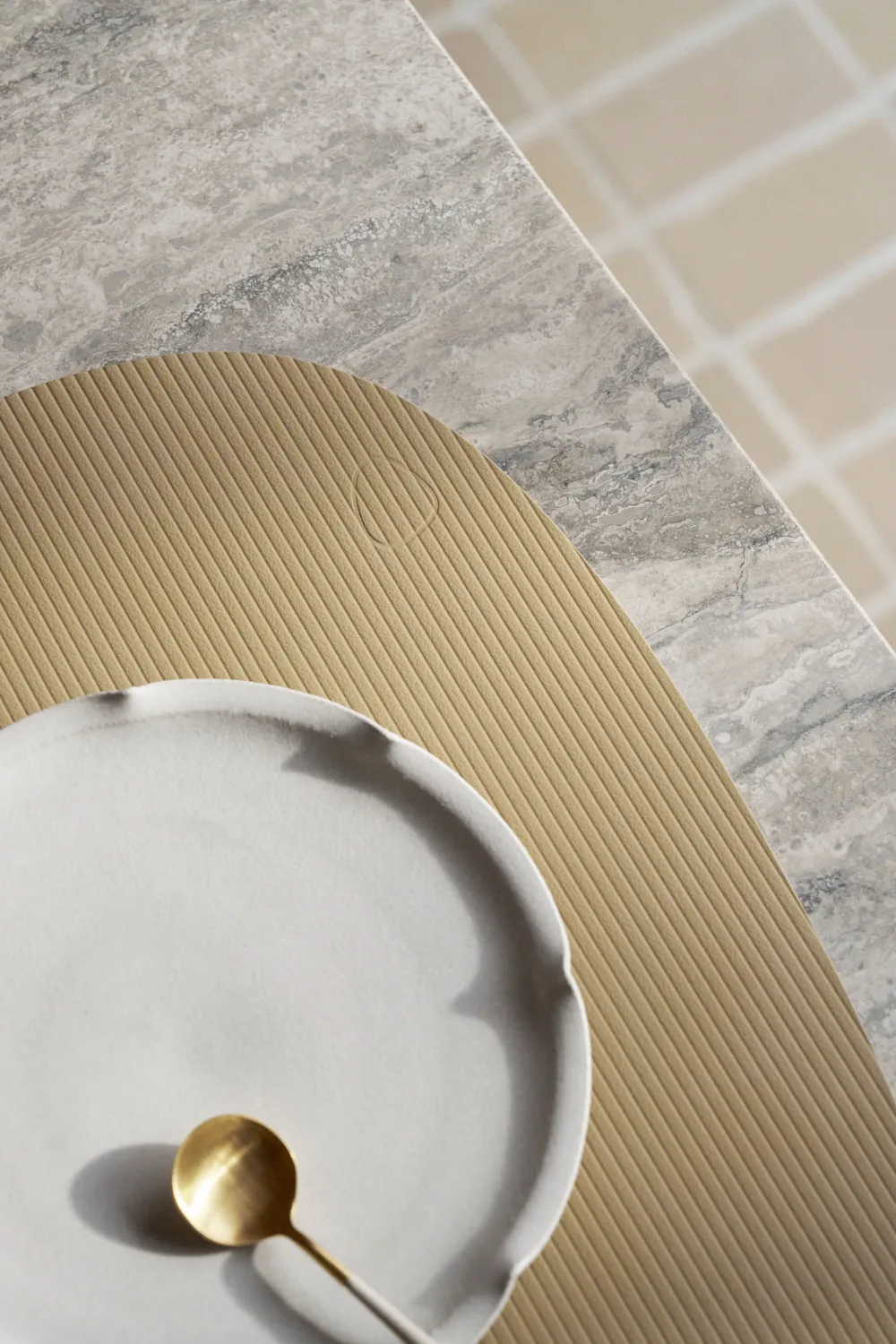 Corduroy placemat curve L, Lemon Sorbet LIND DNA