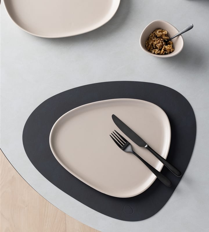 Curve Stoneware bord 26x30 cm, Sand LIND DNA