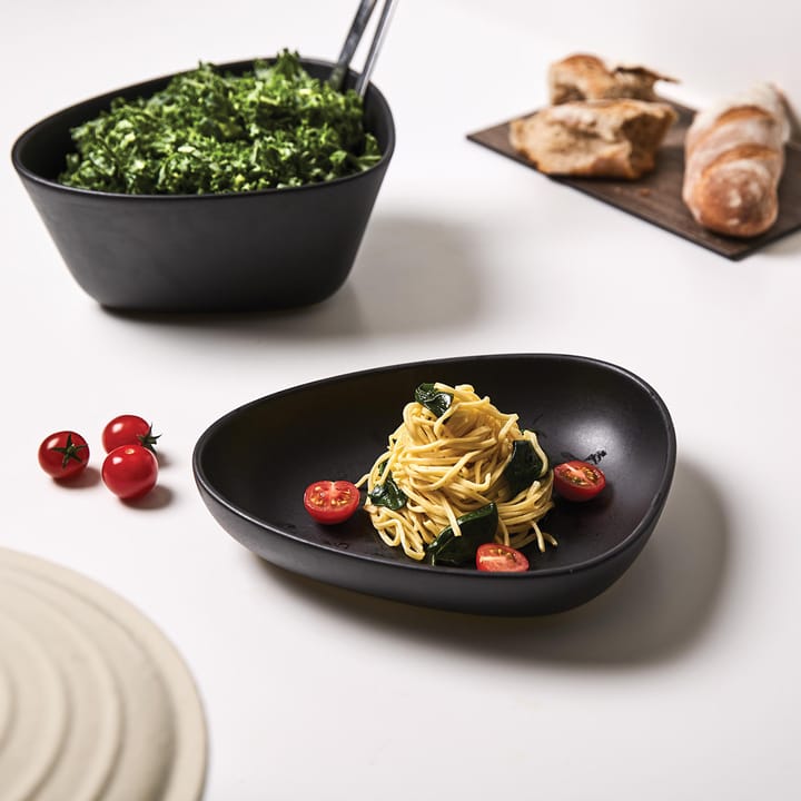 Curve Stoneware diep bord 19x22 cm, Black LIND DNA