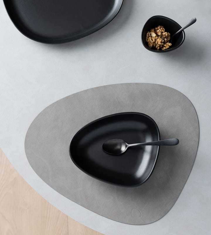 Curve Stoneware diep bord 19x22 cm, Black LIND DNA
